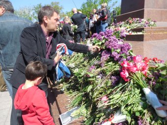 70-летие Великой Победы: одесситы возложили цветы к памятнику Неизвестному матросу