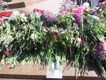 70-летие Великой Победы: одесситы возложили цветы к памятнику Неизвестному матросу
