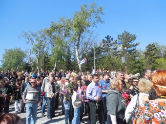 70-летие Великой Победы: одесситы возложили цветы к памятнику Неизвестному матросу