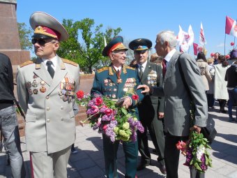 70-летие Великой Победы: одесситы возложили цветы к памятнику Неизвестному матросу