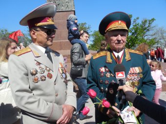 70-летие Великой Победы: одесситы возложили цветы к памятнику Неизвестному матросу