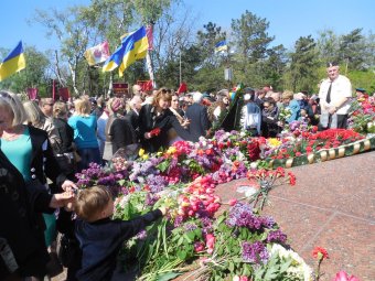 70-летие Великой Победы: одесситы возложили цветы к памятнику Неизвестному матросу