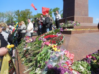 70-летие Великой Победы: одесситы возложили цветы к памятнику Неизвестному матросу