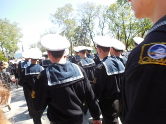 70-летие Великой Победы: одесситы возложили цветы к памятнику Неизвестному матросу