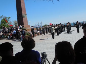 70-летие Великой Победы: одесситы возложили цветы к памятнику Неизвестному матросу