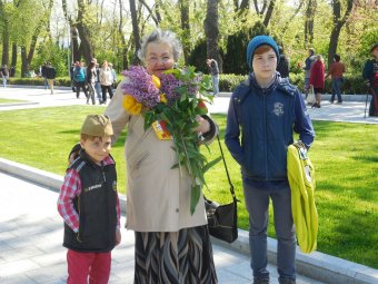 70-летие Великой Победы: одесситы возложили цветы к памятнику Неизвестному матросу