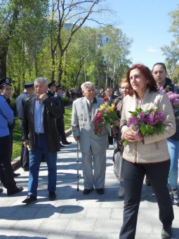 70-летие Великой Победы: одесситы возложили цветы к памятнику Неизвестному матросу