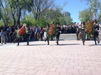 70-летие Великой Победы: одесситы возложили цветы к памятнику Неизвестному матросу