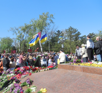 70-летие Великой Победы: одесситы возложили цветы к памятнику Неизвестному матросу