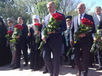 70-летие Великой Победы: одесситы возложили цветы к памятнику Неизвестному матросу