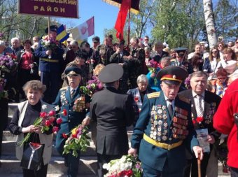 70-летие Великой Победы: одесситы возложили цветы к памятнику Неизвестному матросу