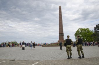 Море цветов у памятника Неизвестному матросу