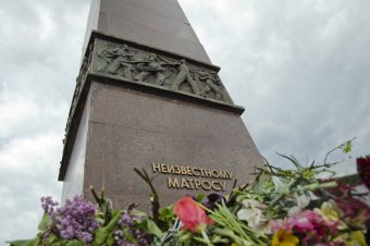 Море цветов у памятника Неизвестному матросу