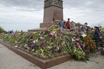 Море цветов у памятника Неизвестному матросу