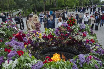 Море цветов у памятника Неизвестному матросу