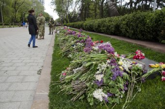 Море цветов у памятника Неизвестному матросу