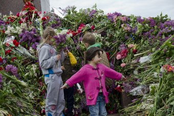 Море цветов у памятника Неизвестному матросу