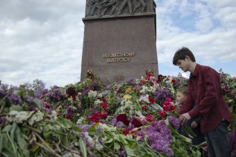 Море цветов у памятника Неизвестному матросу