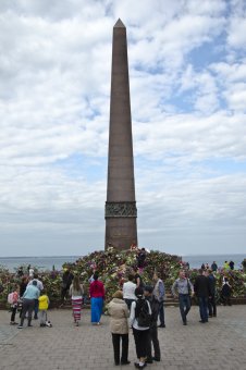 Море цветов у памятника Неизвестному матросу