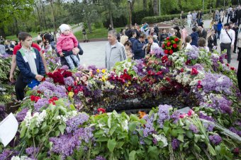 Море цветов у памятника Неизвестному матросу