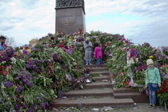Море цветов у памятника Неизвестному матросу