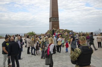 Море цветов у памятника Неизвестному матросу