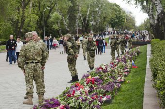 Море цветов у памятника Неизвестному матросу