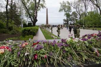 Море цветов у памятника Неизвестному матросу