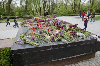 Море цветов у памятника Неизвестному матросу