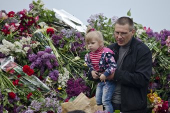 Море цветов у памятника Неизвестному матросу
