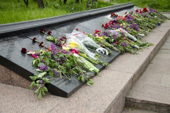 Море цветов у памятника Неизвестному матросу