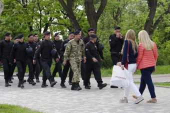 Море цветов у памятника Неизвестному матросу