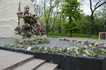Море цветов у памятника Неизвестному матросу