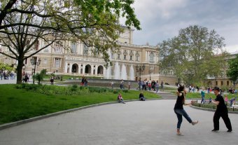 В выходной у фонтана