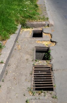 Одесские вандалы устроили охоту на чугунные решетки дождеприемников (фото)