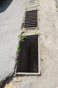 Одесские вандалы устроили охоту на чугунные решетки дождеприемников (фото)