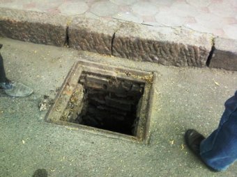 Одесские вандалы устроили охоту на чугунные решетки дождеприемников (фото)