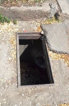 Одесские вандалы устроили охоту на чугунные решетки дождеприемников (фото)