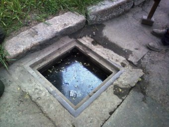 Одесские вандалы устроили охоту на чугунные решетки дождеприемников (фото)