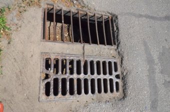 Одесские вандалы устроили охоту на чугунные решетки дождеприемников (фото)