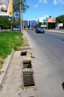 Одесские вандалы устроили охоту на чугунные решетки дождеприемников (фото)