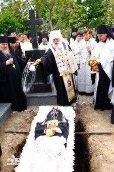 Сегодня Одесса простилась с архимандритом Никоном (фото)