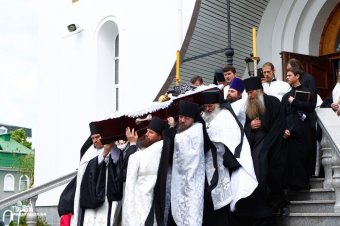 Сегодня Одесса простилась с архимандритом Никоном (фото)