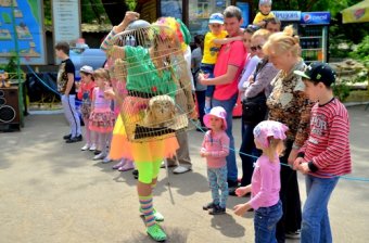 В Одессе прошли черепашьи бега, а школьники взяли под опеку шиншиллу и белого павлина (фото)