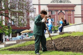 Скверы и парки Одессы украшают летними цветами (фото)