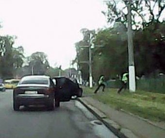 Сотрудники ГАИ остановили странный автомобиль... Террористы? (фото, видео)