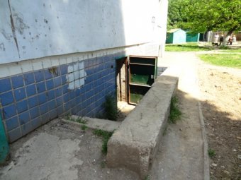В Одессе ведутся работы по переоборудованию подвала в простейшее укрытие (фото)
