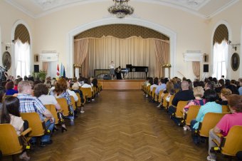 В школе Столярского проходит второй этап фестиваля "Одесса зажигает звезды"