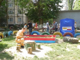 Жители Суворовского района вышли на субботник (фото)