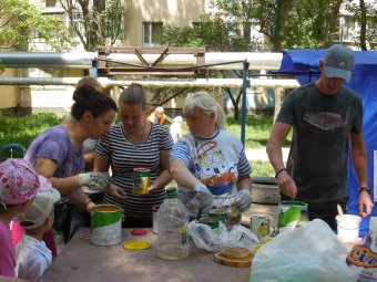 Жители Суворовского района вышли на субботник (фото)